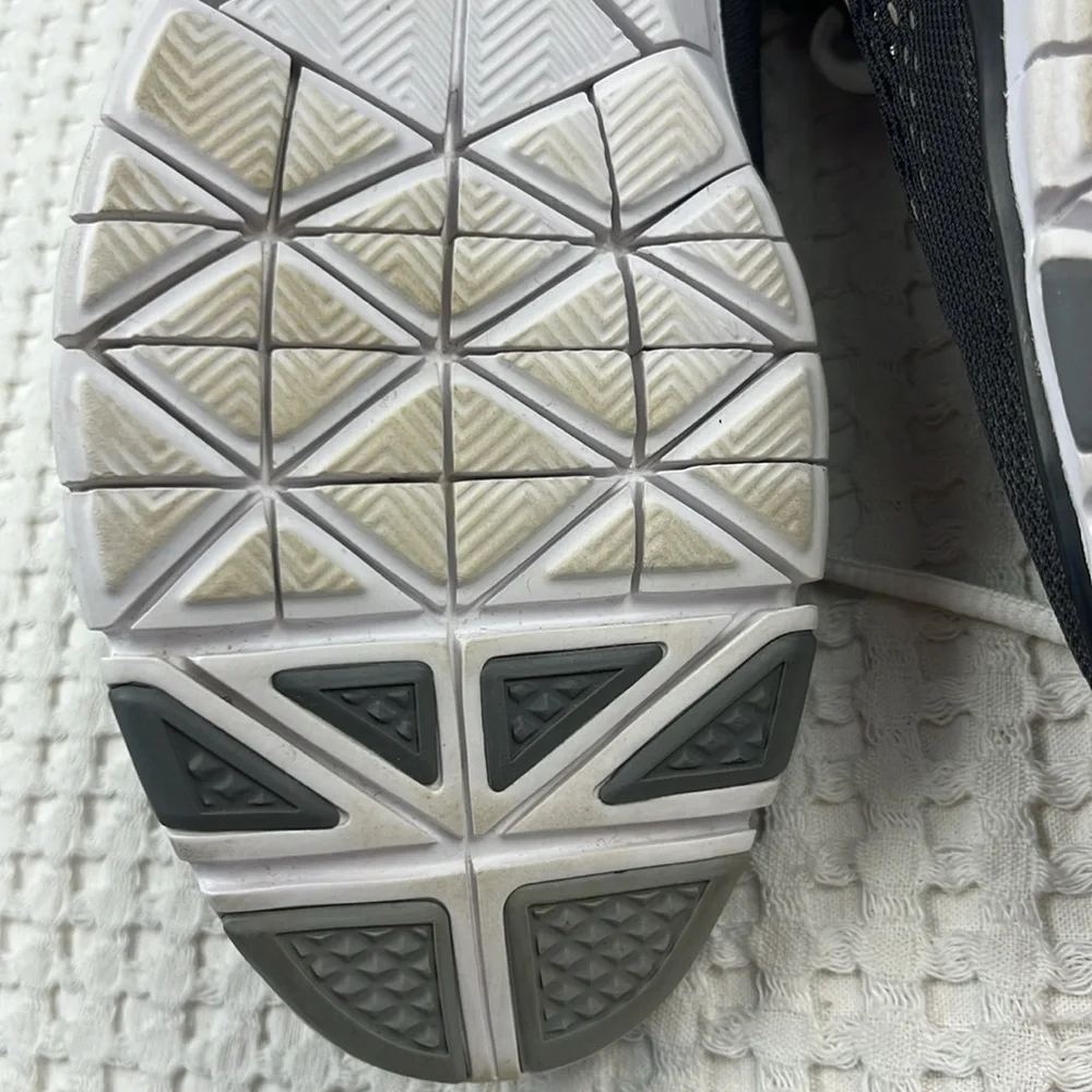 Nike Free Ladies Size 7-1/2 Black & White Running Shoes Pre Owned - Picture 10 of 14